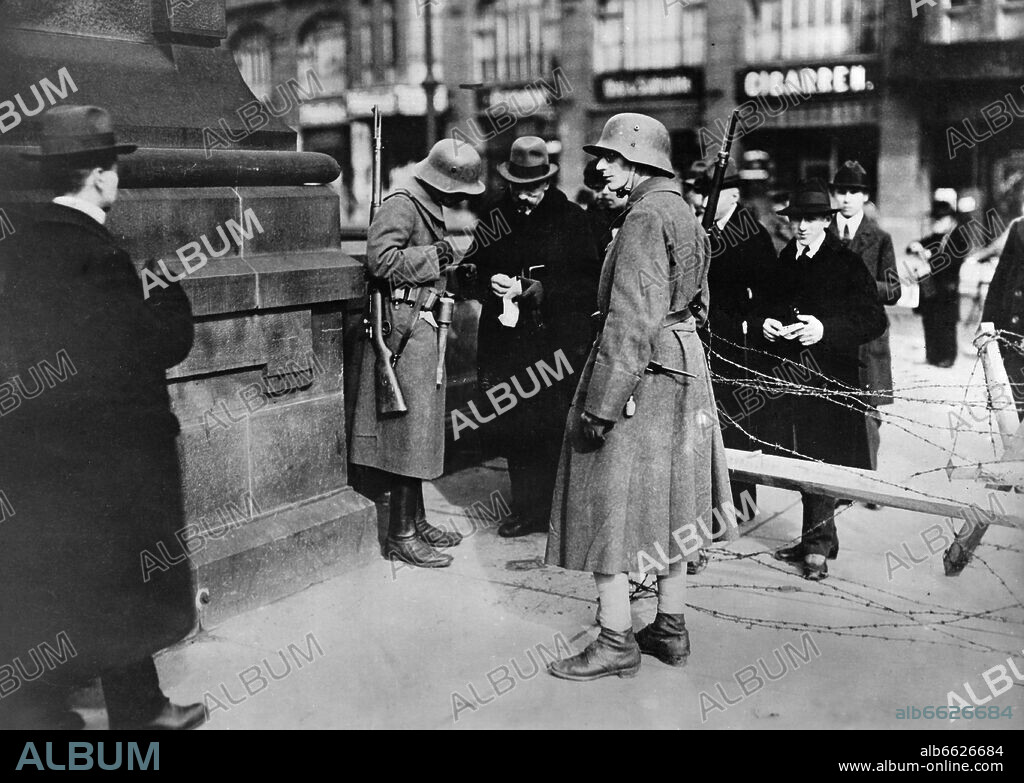German Revolution 1918/1919: Government soldiers control the passports of passers-by at a road block in Berlin in March 1919. Photo: Fotoarchiv für Zeitgeschichte/Archiv. 1919