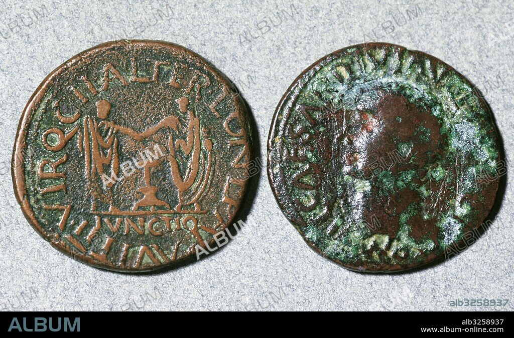MONEDA ROMANA DEL ALTO IMPERIO. Derecha. Primera mitad del siglo I (años 14-37). Reverso: DOS FIGURAS TOGADAS DANDOSE LA MANO. Leyenda: IUNTIO L. TER. LON. L. POA. AUTI II VIR Q. Izquierda: Anverso. Leyenda: TI CAESAR DIVI AUG F AUGUSTUS PM. Autoridad emisora: Tiberio. Ambas son de bronce. CECA ILICI (ELCHE). Museo de Historia de Sabadell. Provincia de Barcelona. Cataluña.
