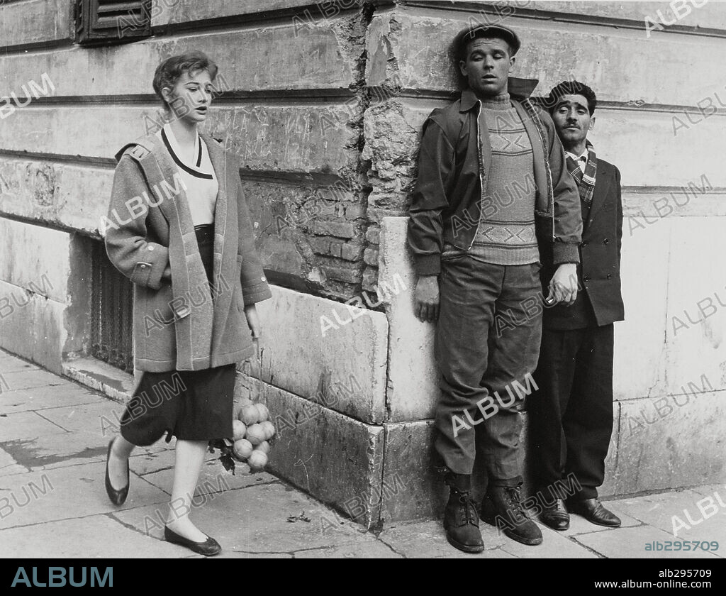 CARLA GRAVINA, RENATO SALVATORI et TIBERIO MURGUIA dans I SOLITI IGNOTI, 1958, réalisé par MARIO MONICELLI. Copyright LUX FILM.
