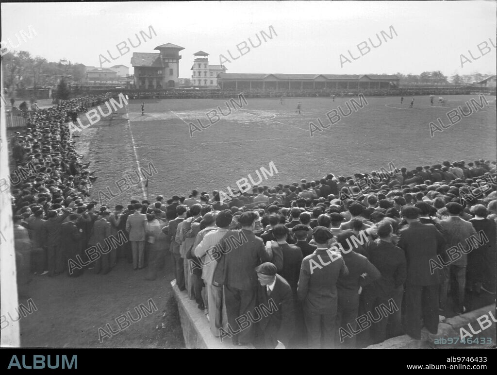 Campo de san Juan, el día de mayor público de la temporada 34-35, en el que los Jugadores del Osasuna, Vestidos de Blanco, se Enfrentaron con el Murcia, al que Derrotaron, Quedando Subcampeones de segunda división de la liga y Logrando por primera vez en su historia el ascenso A Primera.
Foto: Gerardo Zaragüeta.
