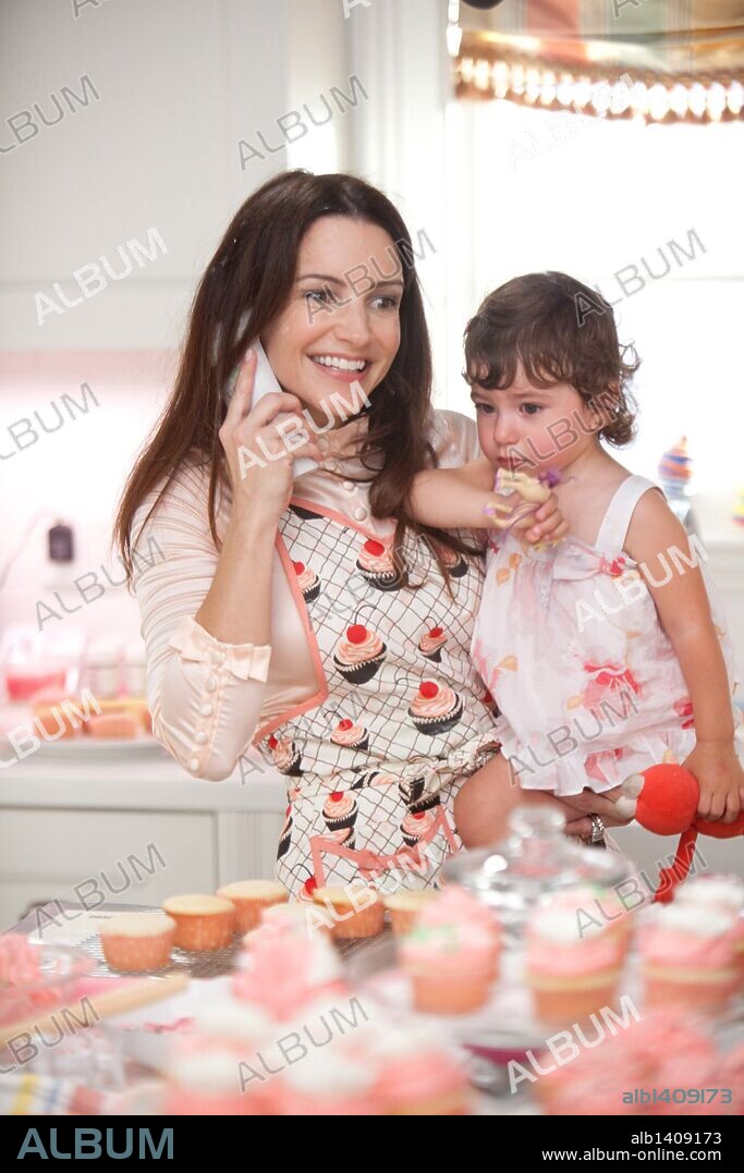 KRISTIN DAVIS and LILIANA PIZZUTO in SEX AND THE CITY 2, 2010, directed by MICHAEL PATRICK KING. Copyright HBO FILMS/ HOME BOX OFFICE/NEW LINE CINEMA/VILLAGE ROADSHOW / BLANKENHORN, CRAIG.