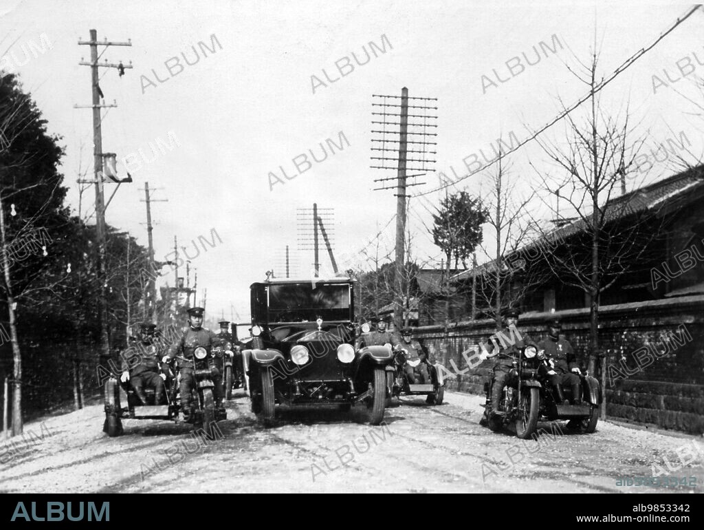 A limousine, accompanied by an escort, takes the Japanese Emperor Hirohito and his wife Nagako to the residence of their late father Prince Kuni Kuniyoshi. [automated translation].