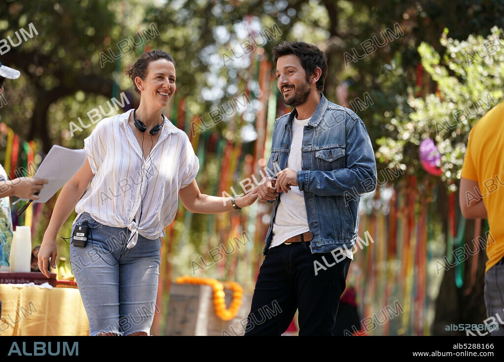 DIEGO LUNA and TARA MIELE in WANDER DARKLY, 2020, directed by TARA MIELE. Copyright 51 Entertainment / ShivHans Pictures.