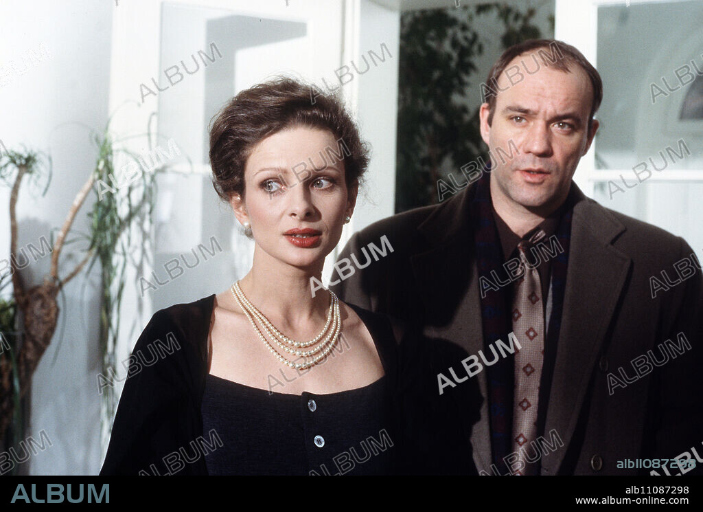 EUROCOPS / HEINER LAUTERBACH - EUROCOP IN COLOGNE - The businessman Otto Wessel is shot at close range. Dorn's first clues lead to the smart Peter Gottsche, who always seems to win at risky deals and beautiful women. Photo: Sylvie (DIANE STOLOJAN) and Dorn (HEINER LAUTERBACH). Director: Kaspar Heidelbach aka. Zocker / Headline: EUROCOPS/HEINER LAUTERBACH - EUROCOP IN COLOGNE / BRD 1991.