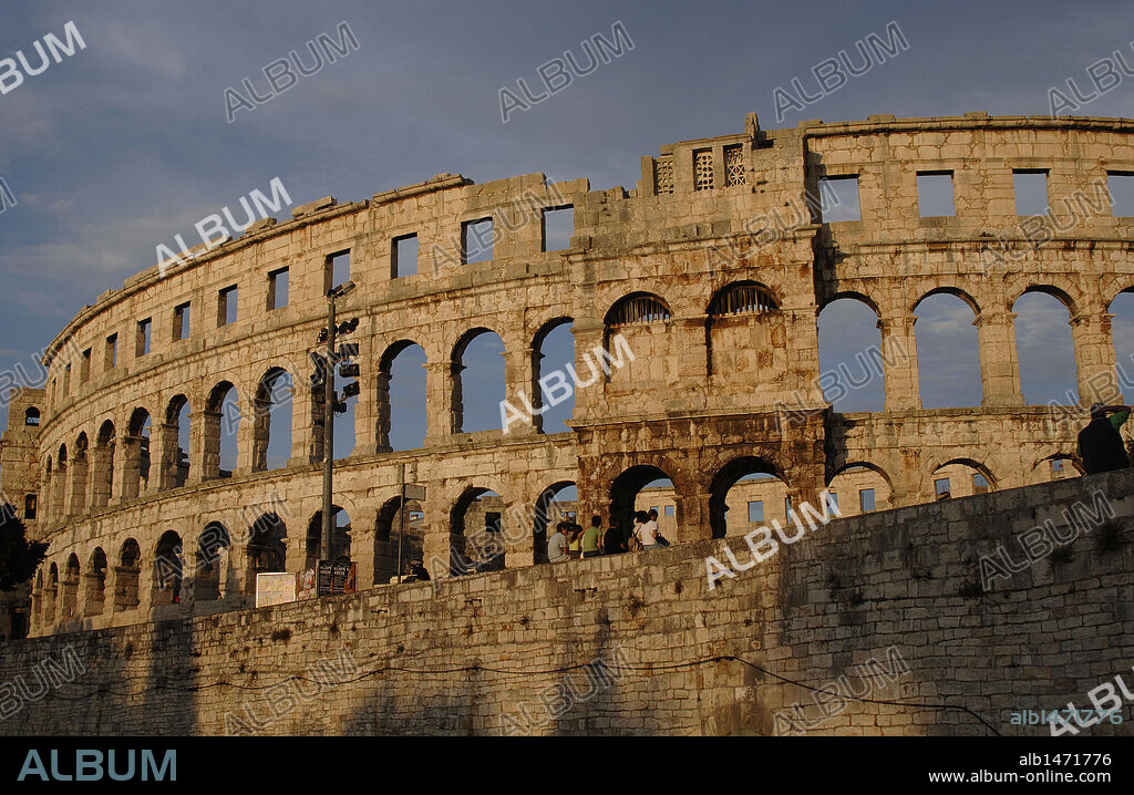 ARTE ROMANO. CROACIA. ANFITEATRO ROMANO. Construído en el siglo I d. C. Declarado Patrimonio de la Humanidad por la UNESCO. Vista del exterior. PULA. Península de Istria.