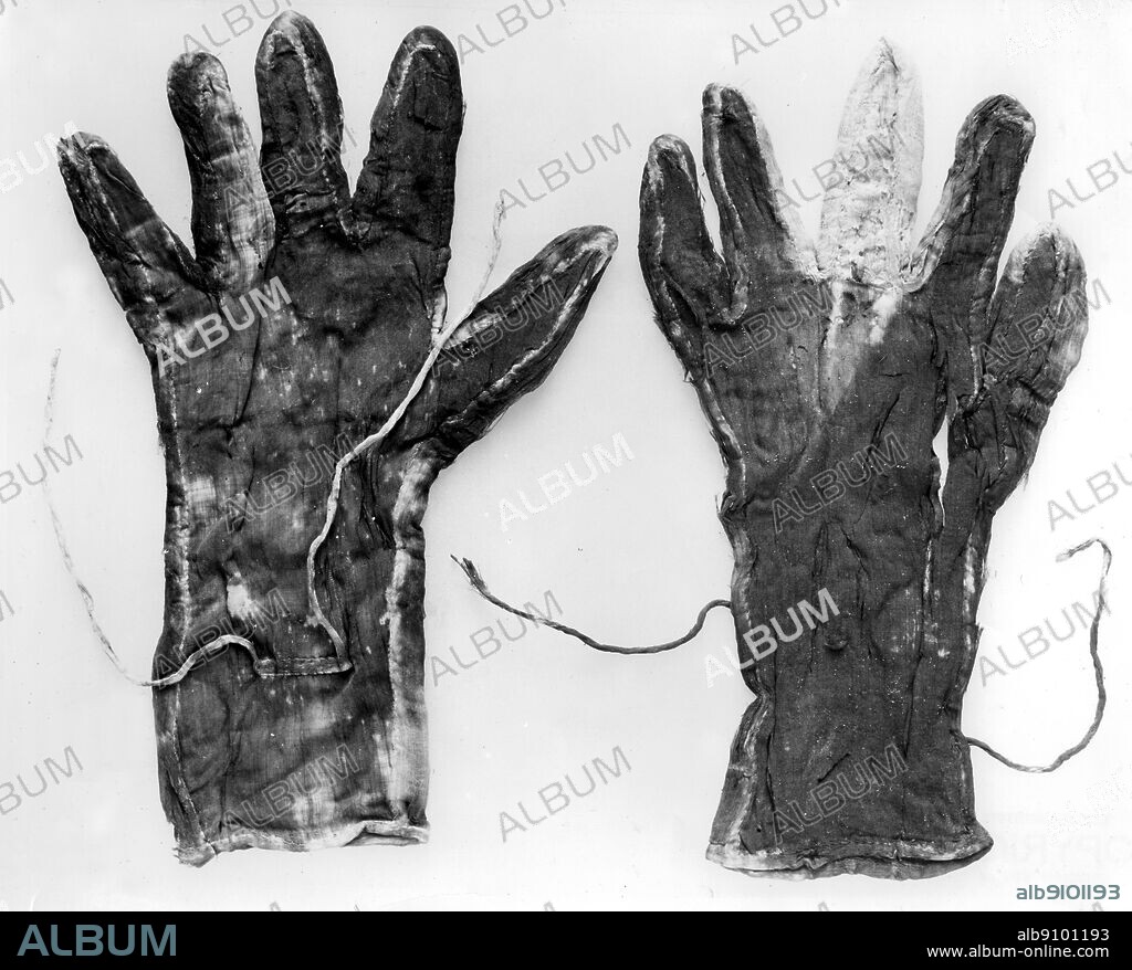 Tutankhamen's gloves 1347-1338 BC. New Kingdom. 18th Dynasty.