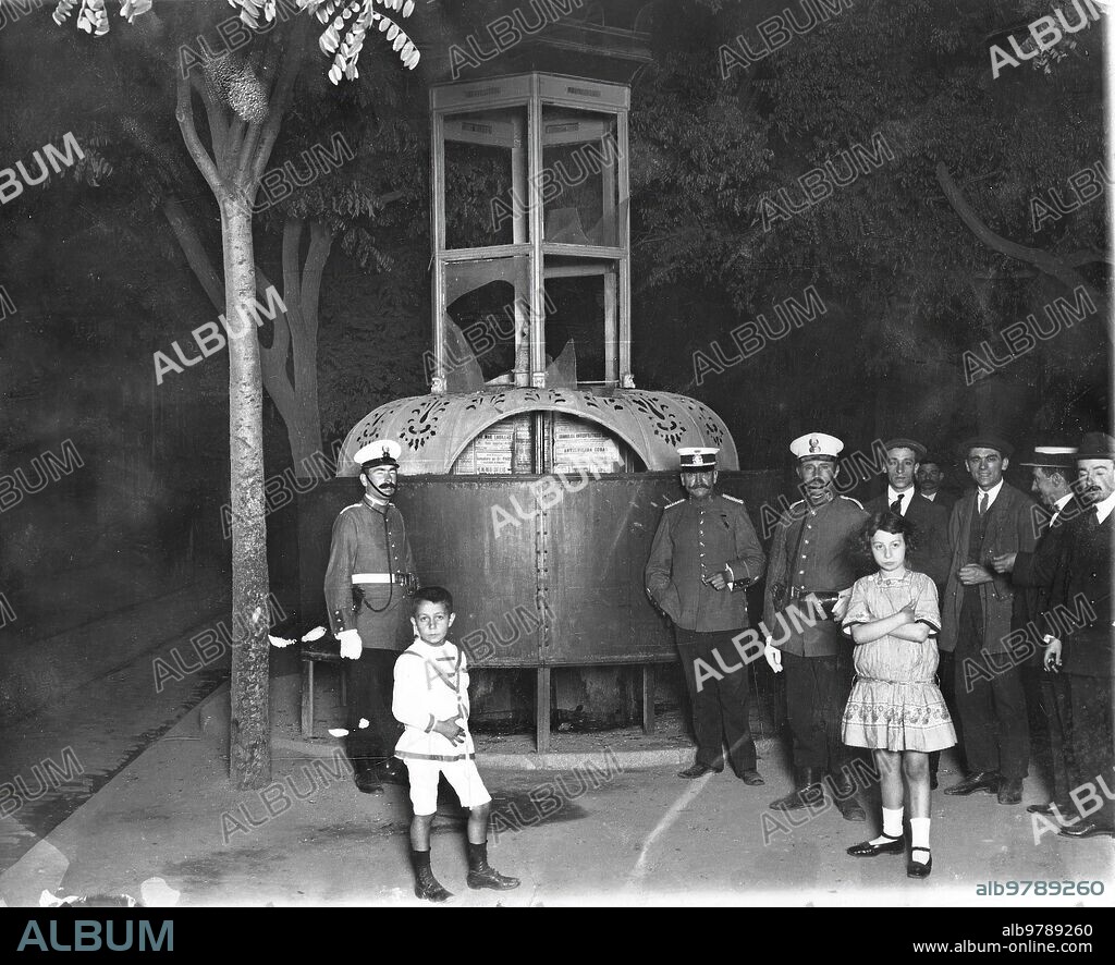 12 julio 1913. Explosión de un petardo en Madrid. Estado en que Quedó el quiosco de necesidad del paseo de Recoletos después de estallar el petardo colocado en él el domingo por la noche.
