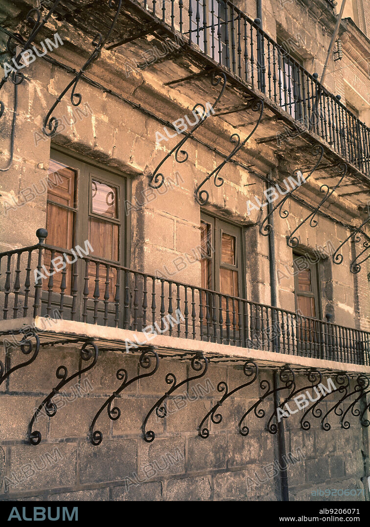 FRANCISCO CILLERO (1600/01-1664) ARQUITECTO. BALCONES TIPICOS DE LA CASA DEL CABILDO O DE LOS ARCOS - S XVII.