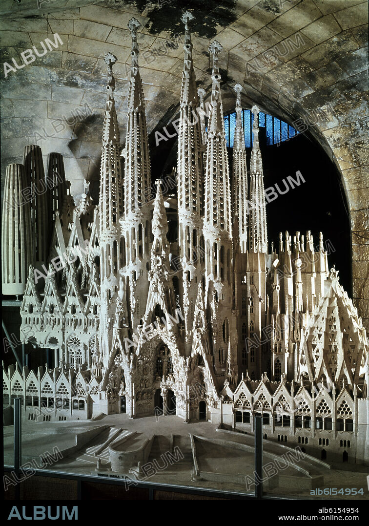 ANTONI GAUDÍ. MAQUETA DE LA SAGRADA FAMILIA.