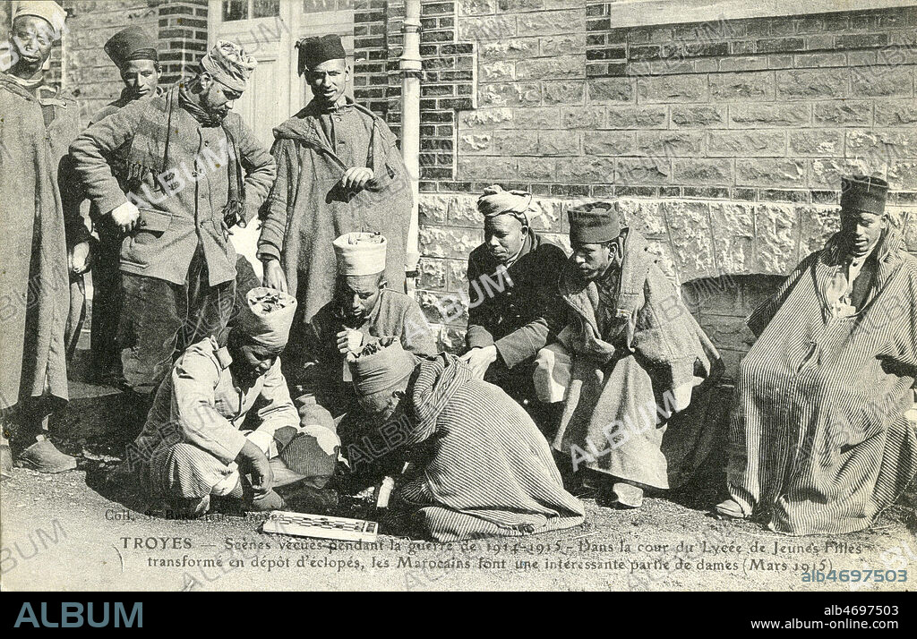 'Troyes. Scenes vecues pendant la guerre de 1914-1915. Dans la cour du lycee de jeunes filles transforme en depot d'eclopes, les marocains font une interessante partie de dames (mars 1915)'. Photographie anonyme pour une carte postale de la guerre 14-18. Credit : Collection IM/KHARBINE-TAPABOR.