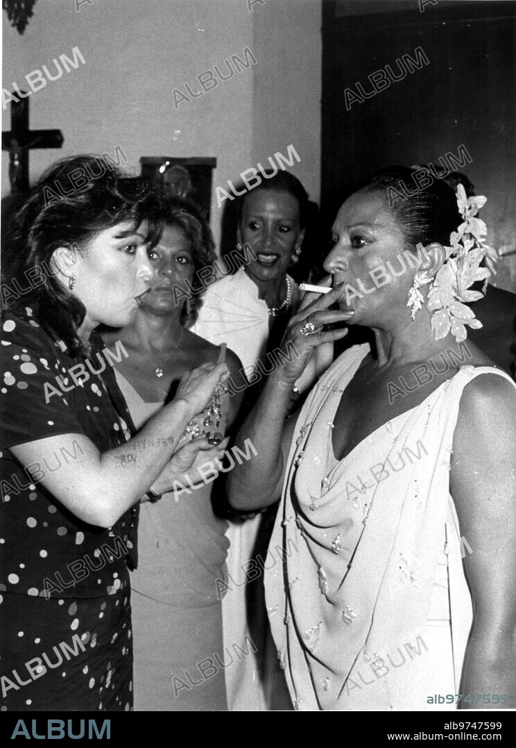 24 agosto 1983. Boda de Lolita Flores con Guillermo Furiase. Lola Flores apura, nerviosa, un cigarrillo mientras Massiel le comenta alguna incidencia.