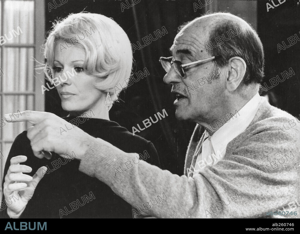 DELPHINE SEYRIG y LUIS BUÑUEL en EL DISCRETO ENCANTO DE LA BURGUESÍA, 1972 (LE CHARME DISCRET DE LA BOURGEOISIE), dirigida por LUIS BUÑUEL. Copyright DEAN FILM/GREENWICH FILM/JET FILMS.