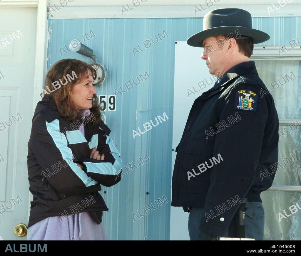MELISSA LEO and MICHAEL O'KEEFE in FROZEN RIVER, 2008, directed by COURTNEY HUNT. Copyright COHEN MEDIA GROUP/FROZEN RIVER PICTURES/HARWOOD HUNT PROD./ / SUTTON, JORY.