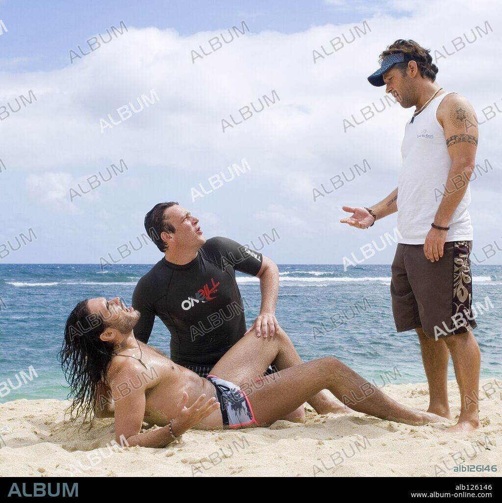 JASON SEGEL, PAUL RUDD and RUSSELL BRAND in FORGETTING SARAH MARSHALL, 2008, directed by NICHOLAS STOLLER. Copyright APATOW PRODUCTIONS / WILSON, GLEN.