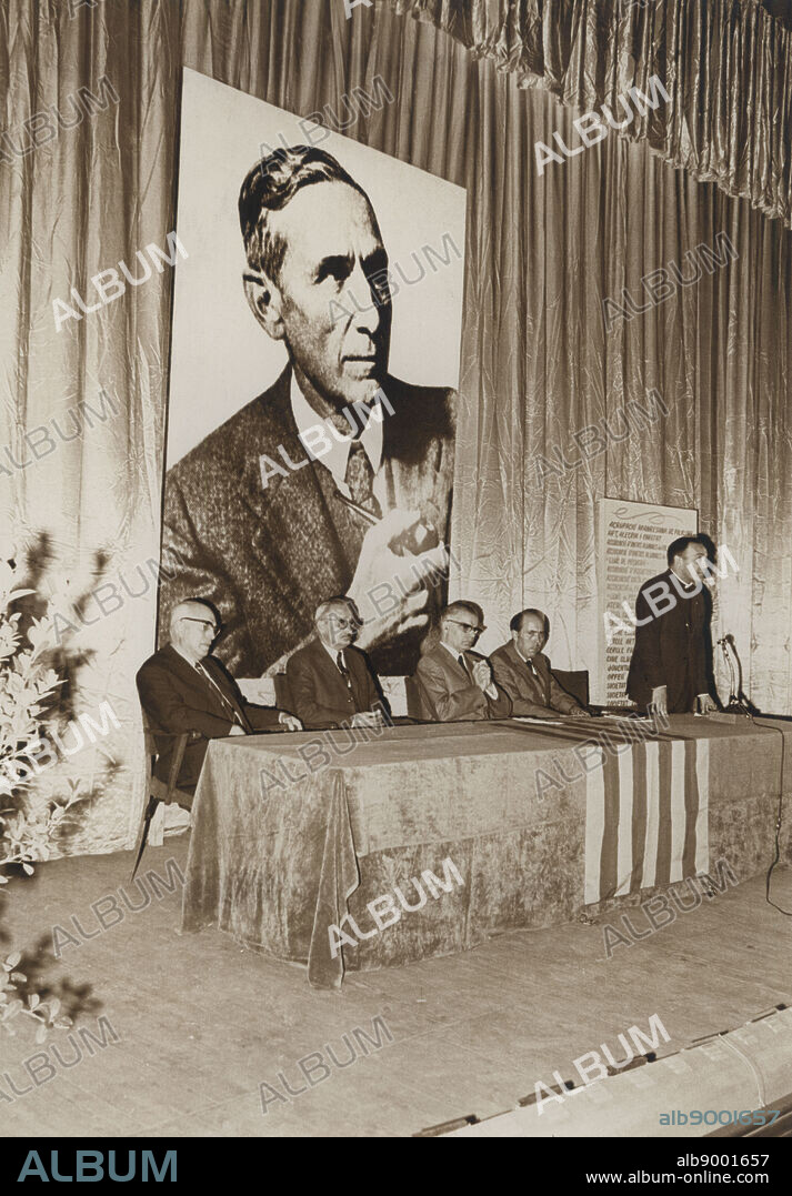 Acto de homenaje a Pompeu Fabra Poch (1868-1948), dramaturgo y lexicógrafo, en el centenario de su nacimiento.