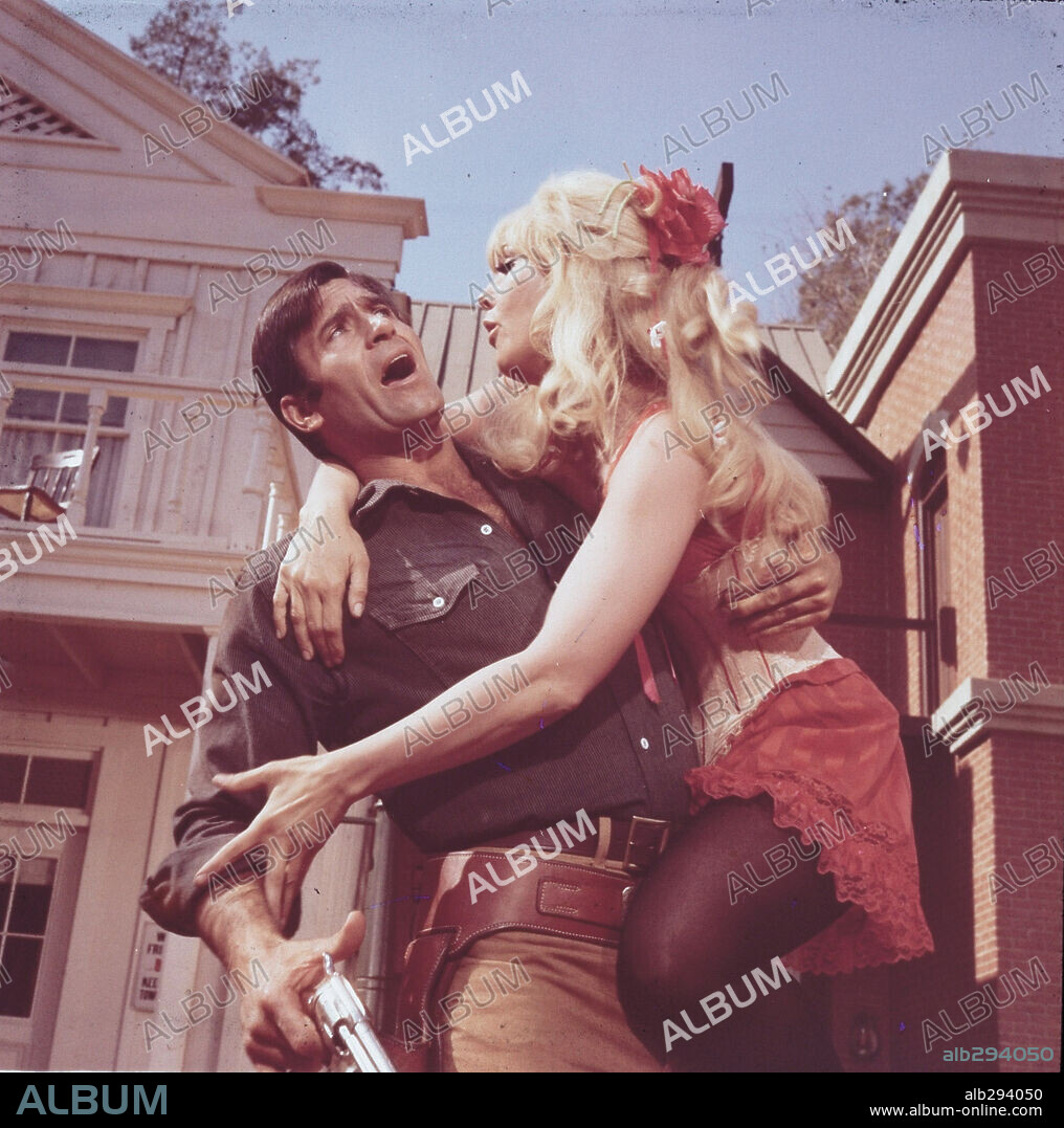 CLINT WALKER y KIM NOVAK en OJOS VERDES, RUBIA Y PELIGROSA, 1969 (THE GREAT BANK ROBBERY), dirigida por HY AVERBACK. Copyright WARNER BROTHERS.