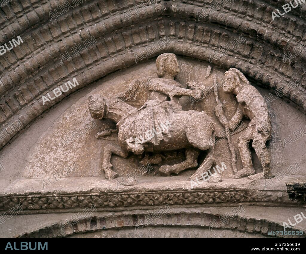 TIMPANO DE LA IGLESIA DE SAN MARTIN DE TOURS CON LA IMAGEN DE SAN MARTIN DE TOURS REPARTIENDO SU CAPA A UN PEREGRINO - SIGLO XV.