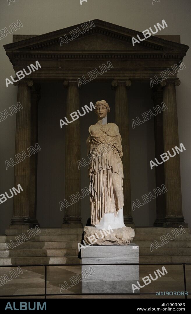 ARTE GRIEGO. HELENICO. ASIA MENOR. TURQUIA. ESTATUA DE LA DIOSA ATENEA PARTHENOS. Siglo II a. C. Mármol. Copia de Fidias. Museo de Pérgamo (Isla de los Museos). Berlín. Alemania.
