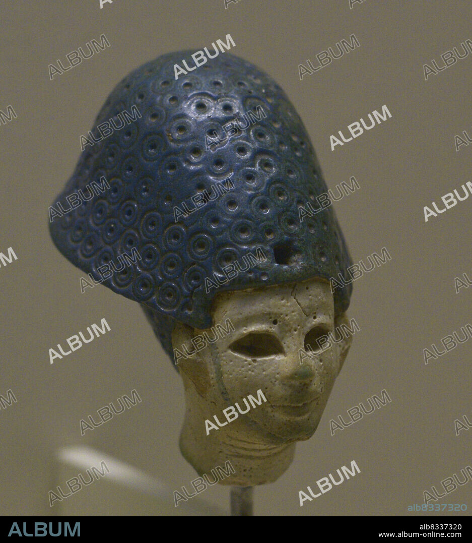 Egipto. Cabeza de faraón. Imperio Nuevo. XVIII Dinastía (?). Pasta de vídrio azul y loza esmaltada, h. 1500-1300 a.C. Museo Calouste Gulbenkian. Lisboa. Portugal.