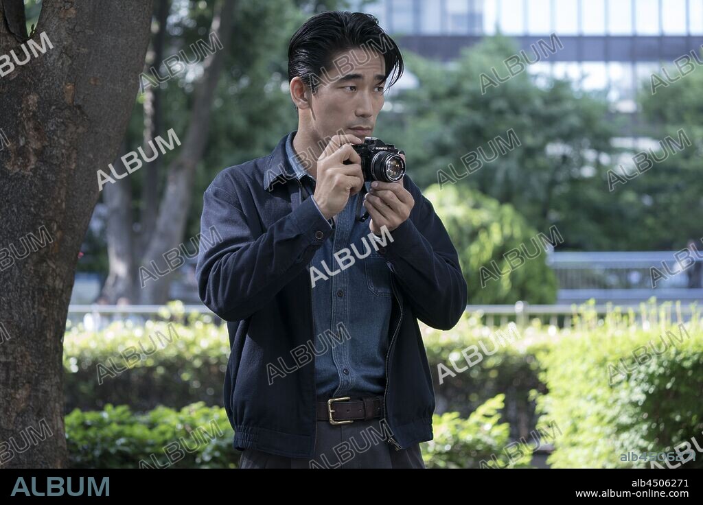 NAOKI KOBAYASHI in WO DIE ERDE BEBT, 2019 (EARTHQUAKE BIRD), unter der Regie von WASH WESTMORELAND. Copyright SCOTT FREE PRODUCTIONS.