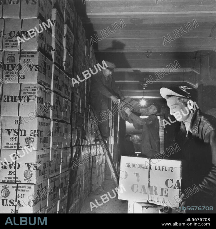 Berliner Blockade, 24. Juni 1948 - 12. Mai 1949. Versorgung über eine Luftbrücke: Care-Pakete aus den USA in einem Zwischenlager. Foto, 1948.