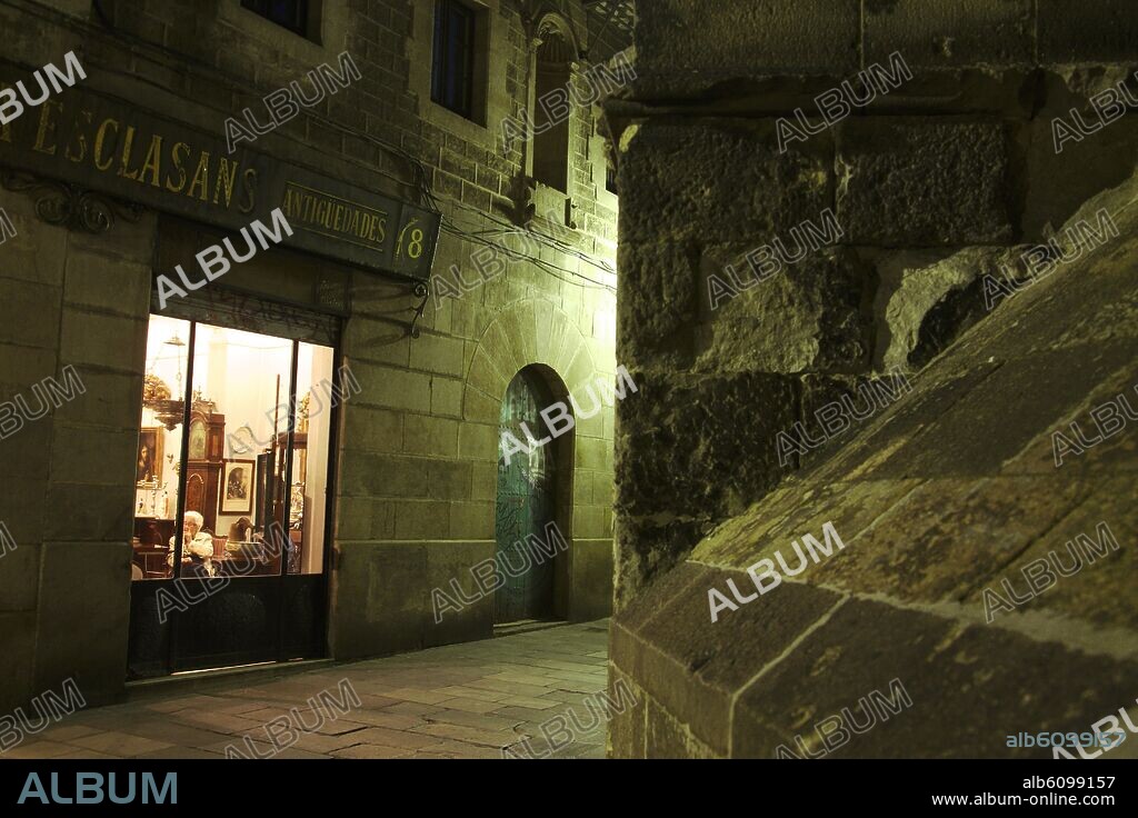 Barcelona; carrer de la Pietat y ábside de la Catedral en pleno barrio gótico (Ciutat Vella).