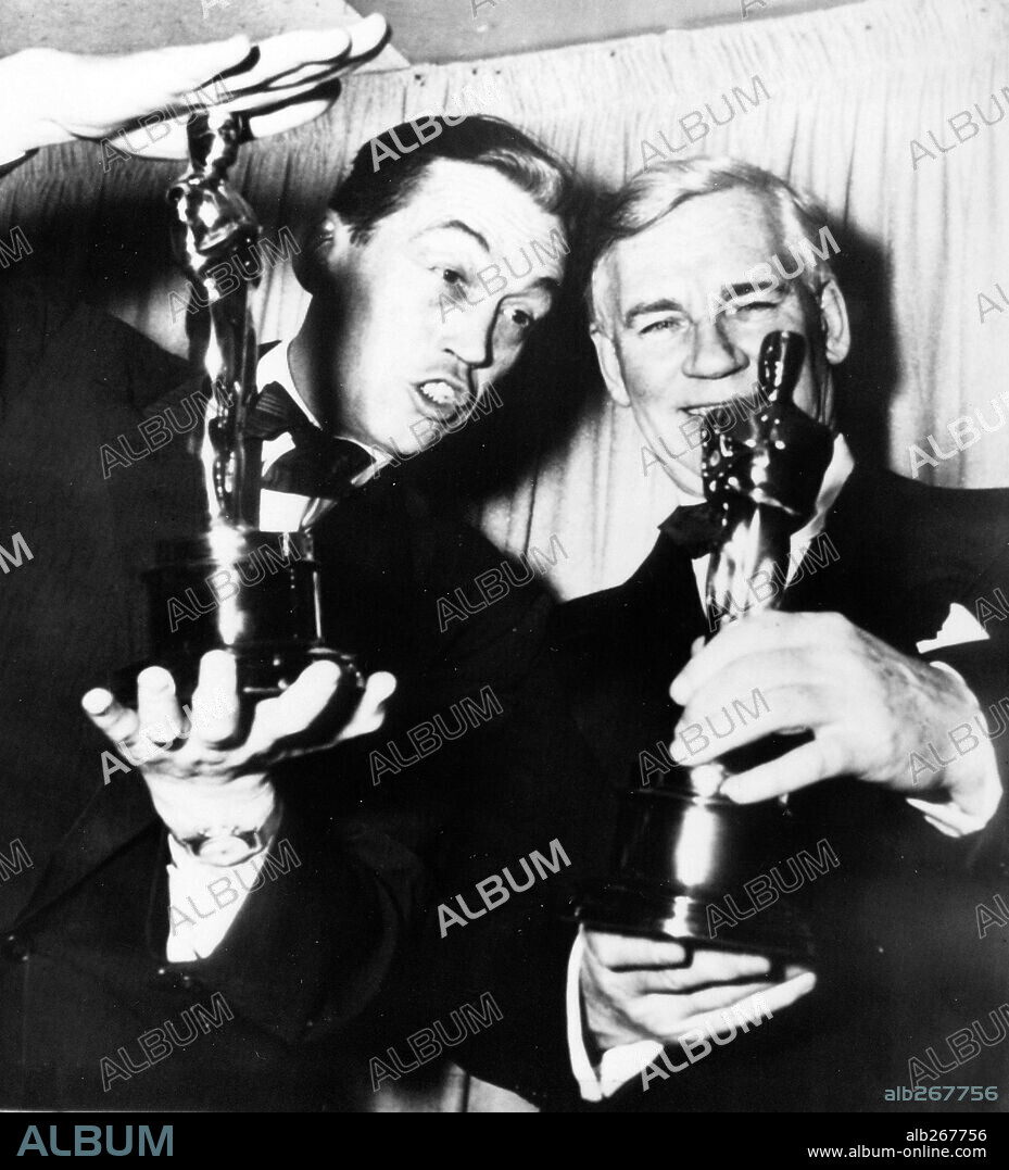 JOHN HUSTON y WALTER HUSTON. 21ª Edición de los Premios Oscar / 1949. 
John Huston premiado como mejor director por "El tesoro de Sierra Madre". Walter Huston premiado como mejor actor secundario por "El tesoro de Sierra Madre". 1949