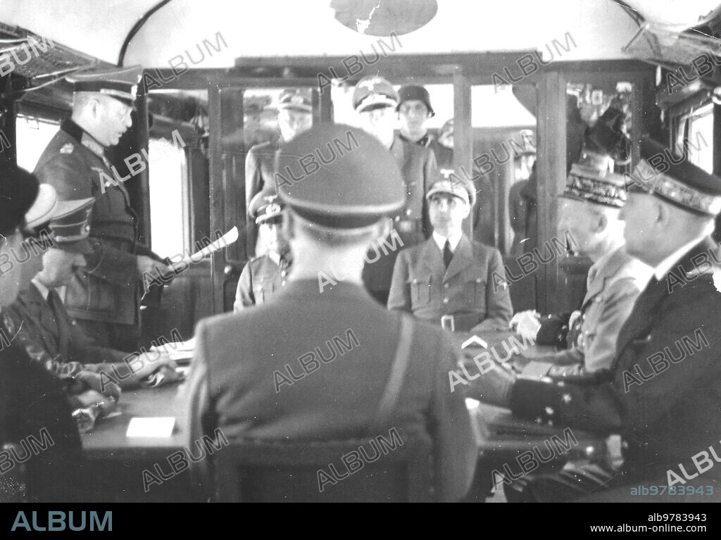 Compiègne. 22/06/1940. El armisticio franco-alemán en el famoso vagón de Compiègne. Keitel, en presencia de Hitler, lee las condiciones a los parlamentarios franceses.