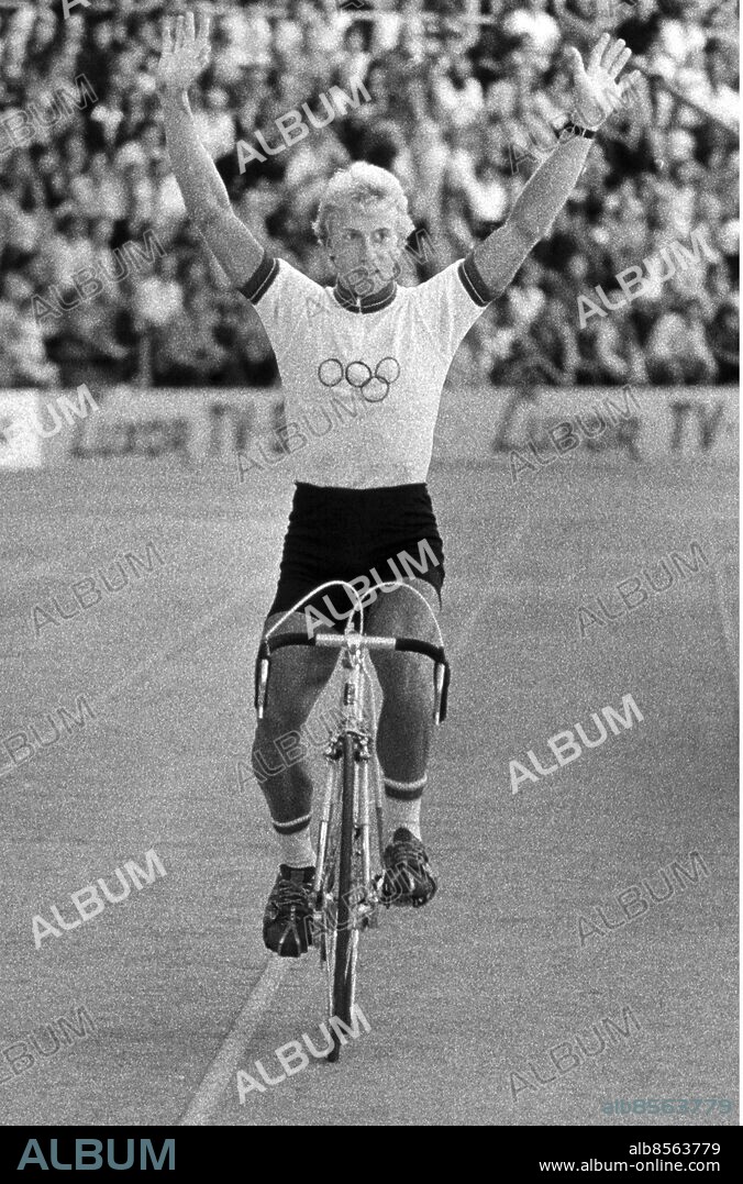©SCANPIX SWEDEN, 1976.. Cyklisten Bernt Johansson. Här i segervarv/ärevarv på cykel med båda armarna i luften.. Foto: Scanpix. Code: 20360. ***. ENGCAP: Bernt Johansson, cyclist.