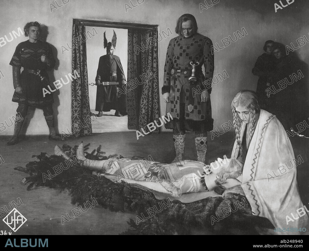 MARGARET SCHÖN und PAUL RICHTER in NIBELUNGEN: DIE NIBELUNGEN: SIEGFRIED, 1924, unter der Regie von FRITZ LANG. Copyright DECLA-BIOSKOP.