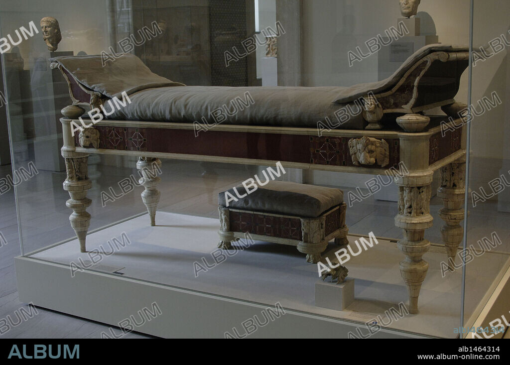 ARTE ROMANO. SOFA Y ESCABEL con tallas de hueso e incrustaciones de cristal. S. I-II (S. I-S. II). Museo Metropolitano de Arte. Nueva York. Estados Unidos.