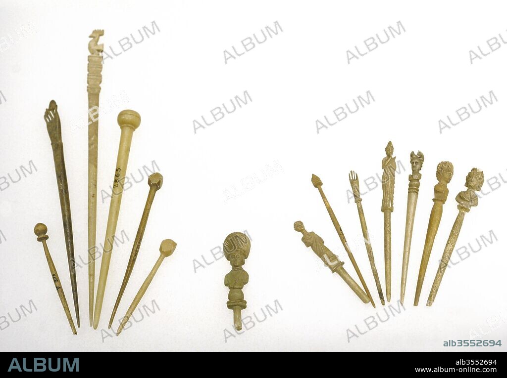 Horquillas o agujas romanas de hueso. Procedentes de Colonia (Alemania). Museo Romano-Germánico. Colonia. Alemania.