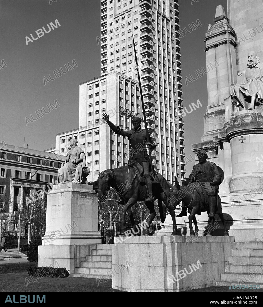 LORENZO COULLAUT VALERA. MONUMENTO A CERVANTES - 1928 - DETALLE DE DON QUIJOTE SANCHO PANZA Y CERVANTES - FOTOGRAFIA EN BLANCO Y NEGRO - AÑOS 60.