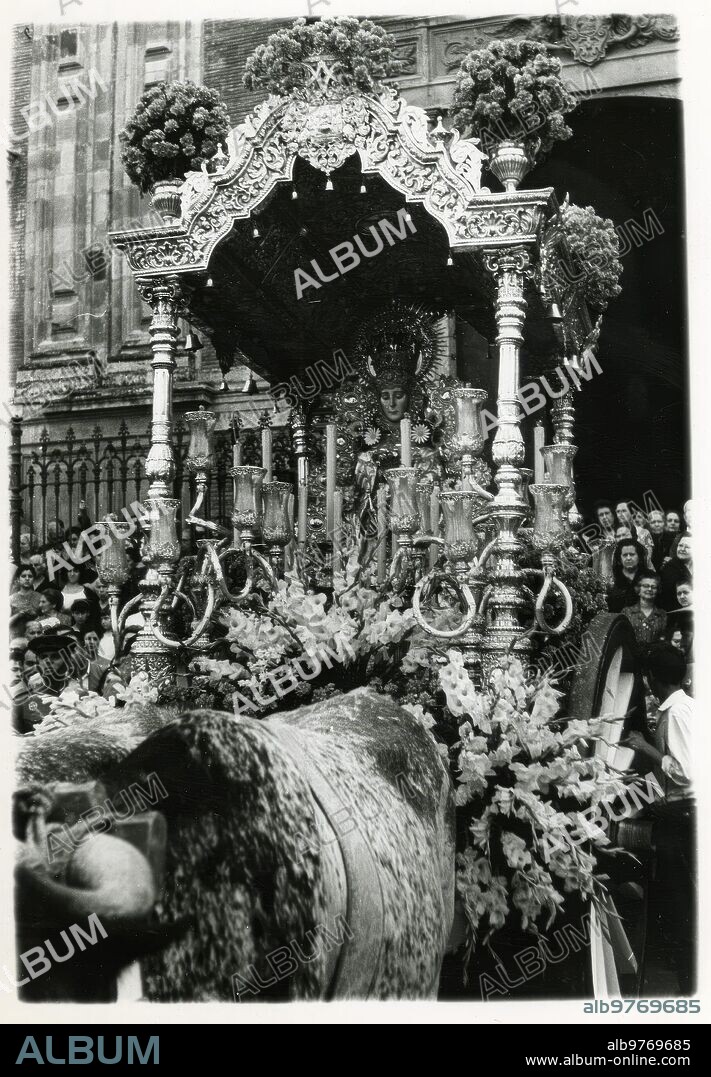 Rocío   rocío 07. El 14 de mayo de 1964, Siendo hermano mayor Antonio romero Algarín, se Produjo la Última salida procesional de la Virgen del rocío que se venera en el Salvador para ir hasta la iglesia parroquial de san Juan de Aznalfarache, en la carreta del simpecado de la hermandad de Sevilla. En 1962 y 1963, Siendo hermano mayor Gabriel Rojas Fernández, la Virgen se Quedó en el Salvador. Serrano.