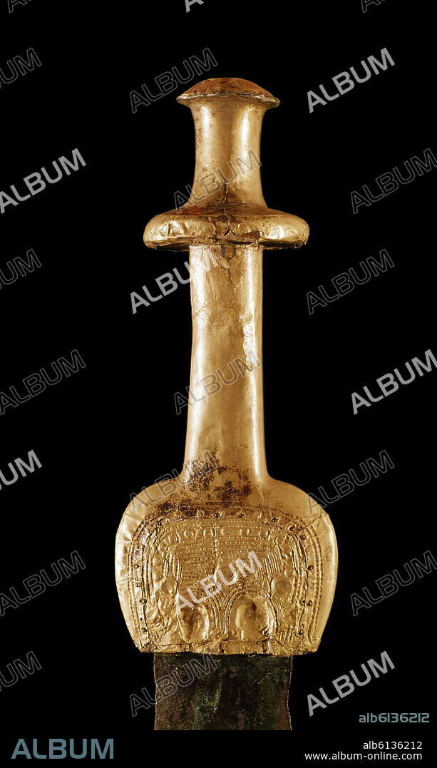 ESPADA ARGARICA CON EMPUÑADURA DE ORO PROCEDENTE DE GUADALAJARA - EDAD DEL BRONCE.