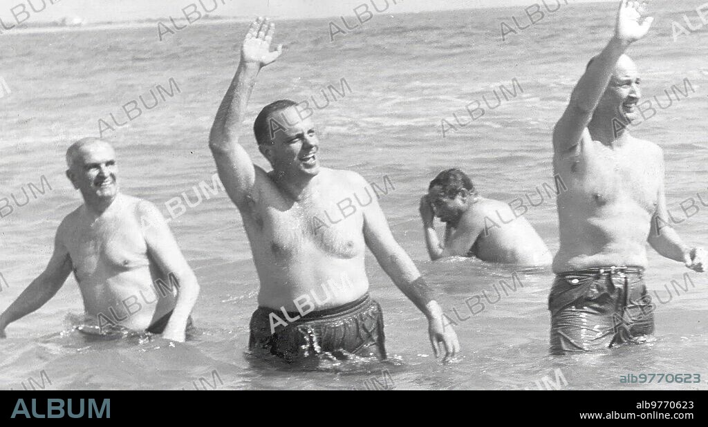Palomares (Almería). Marzo de 1966. Histórica fotografía de Manuel Fraga y el embajador norteamericano, Biddle Duke, tomando un baño en la playa cercana al pueblo.
