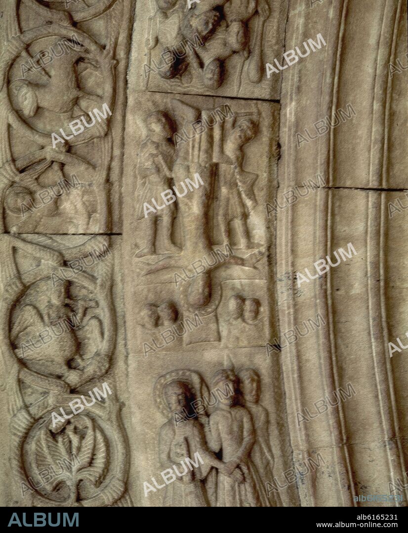 DETALLE DE UNA ARQUIVOLTA DE LA PORTADA DEL MONASTERIO DE SANTA MARIA DE RIPOLL - DETALLE DEL CORDERO MISTICO - SIGLO XII.