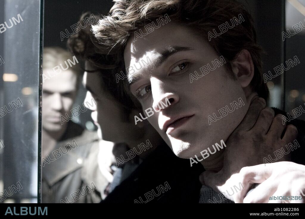 CAM GIGANDET and ROBERT PATTINSON in TWILIGHT, 2008, directed by CATHERINE HARDWICKE. Copyright IMPRINT ENTERTAINMENT/MAVERICK FILMS/SUMMIT ENTERTAINMENT.