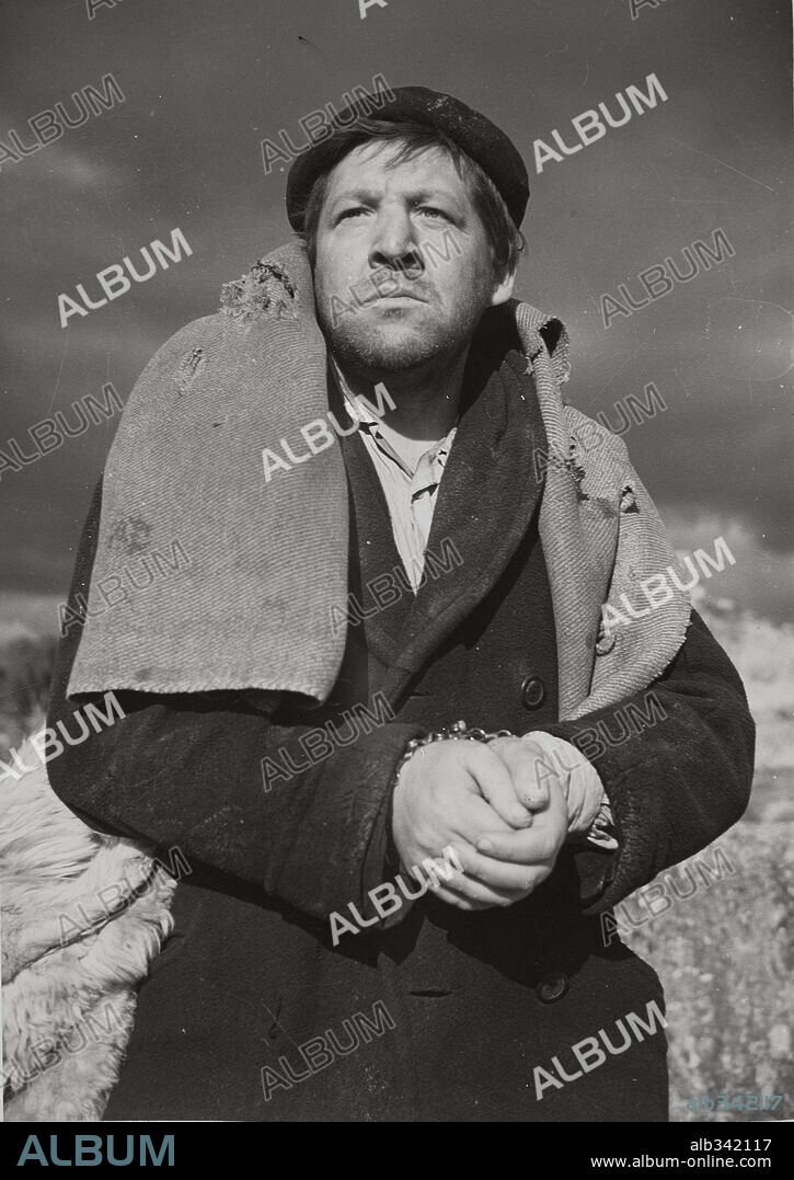FERNANDO SANCHO en CUERDA DE PRESOS, 1956, dirigida por PEDRO LAZAGA. Copyright ANSARA FILMS.