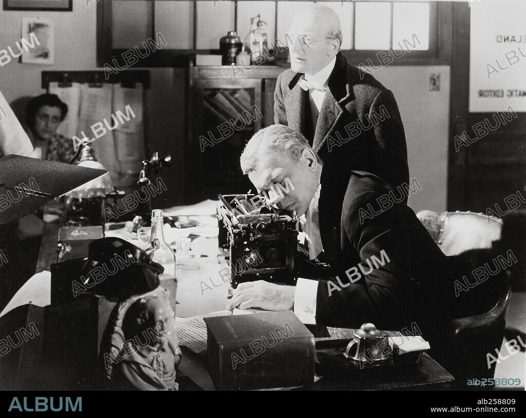 EVERETT SLOANE and JOSEPH COTTEN in CITIZEN KANE, 1941, directed by ORSON WELLES. Copyright RKO.