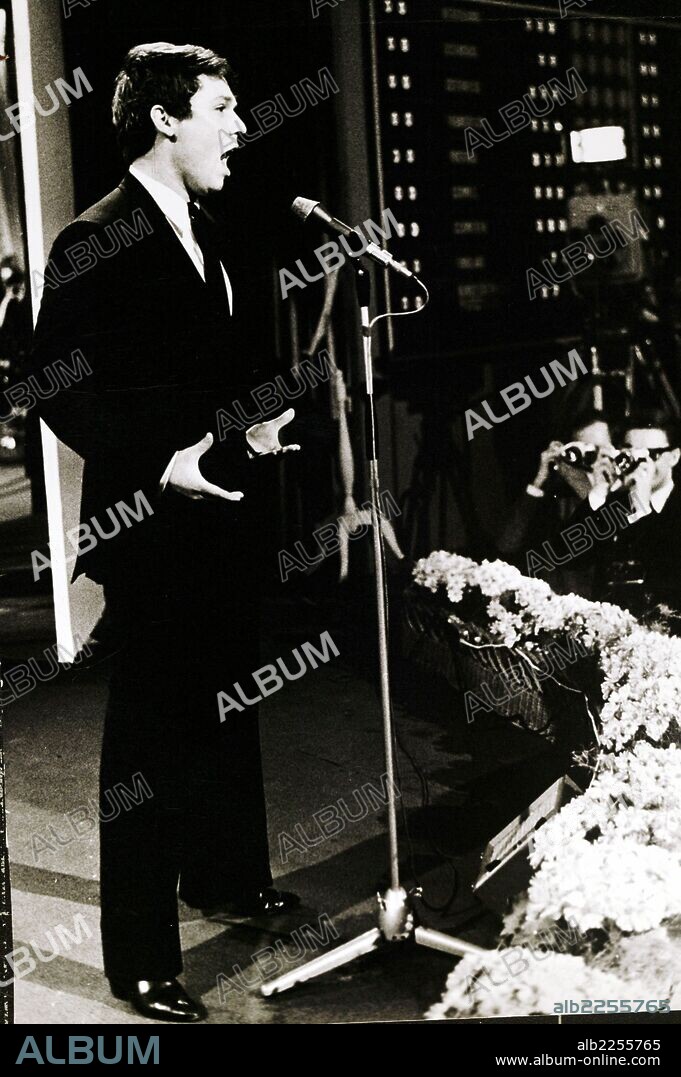 EL CANTANTE RAPHAEL CANTANDO EN EL FESTIVAL DE EUROVISION. AÑO 1967.