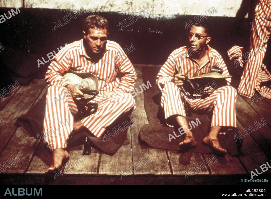 DUSTIN HOFFMAN und STEVE MCQUEEN in PAPILLON, 1973, unter der Regie von FRANKLIN J. SCHAFFNER. Copyright CORONA/ALLIED ARTISTS.