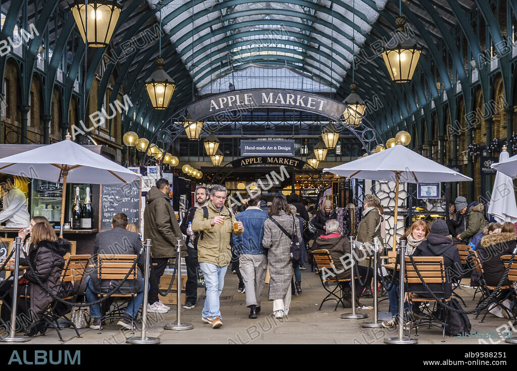 apple market, Covent Garden, London, England, Great Britain.