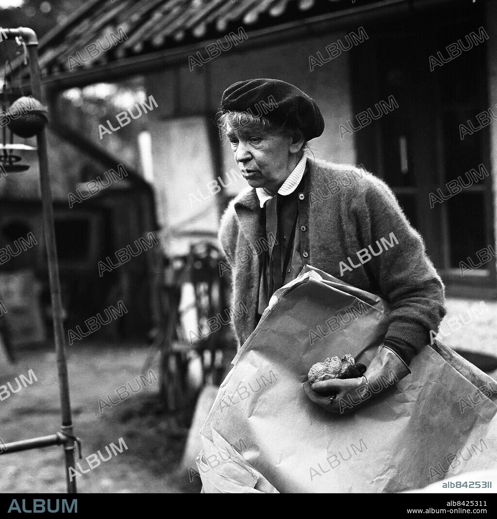 STOCKHOLM 1957-02-08 Konstnären Siri Derkert (1888-1973) utanför sin ateljé "Lillstugan" på Lidingö.. Foto: TT Historical / kod 1900.