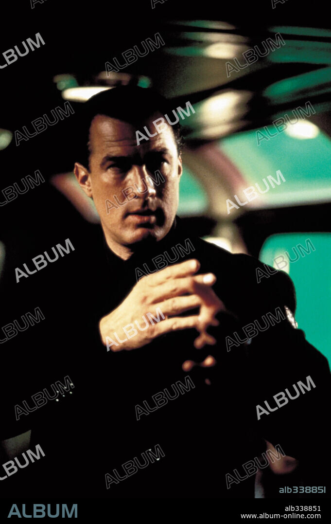 STEVEN SEAGAL en ALERTA MÁXIMA 2, 1995 (UNDER SIEGE 2: DARK TERRITORY), dirigida por GEOFF MURPHY. Copyright WARNER BROTHERS.