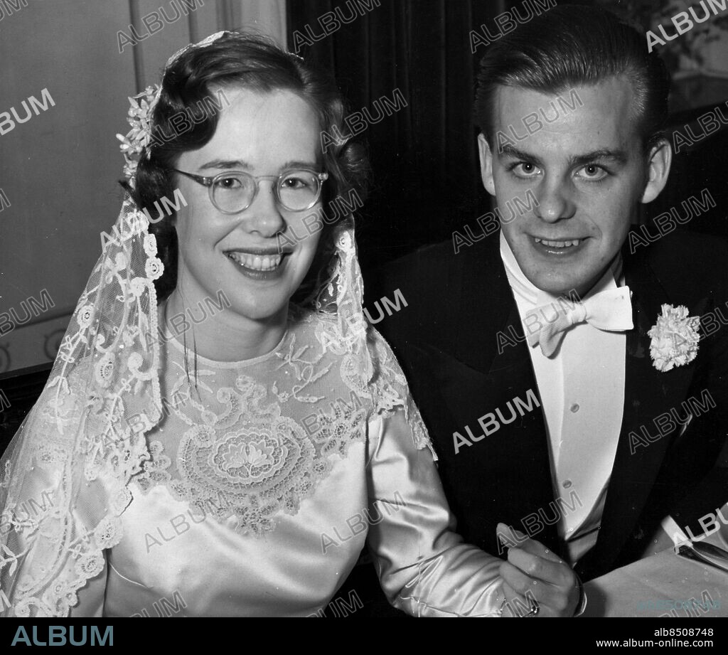 --ARKIV-- . Bengt Öste och Ann-Margret Holmgren på bröllopsfoto från 1951. (Förmodligen 11 februari, obs kan vara publiceringsdatum) . kod: 200 . SCANPIX SWEDEN.