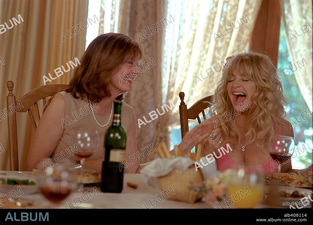 GOLDIE HAWN y SUSAN SARANDON en AMIGAS A LA FUERZA, 2002 (THE BANGER SISTERS), dirigida por BOB DOLMAN. Copyright 20TH CENTURY FOX.