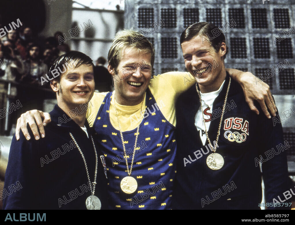 MÜNCHEN 1972-09-03. Den svenske OS-gulmedaljören i simning Gunnar Larsson flankerad av silvermedaljören Tim Mckee (USA) (t. v.) och bronsmedaljören Steven Furniss (USA) (t. h.) efter medaljceremonin efter 200 meter medley vid de olympiska sommapelen i München, Västtyskland 3:e september 1972.. Foto: EPU / TT / Kod: 193.