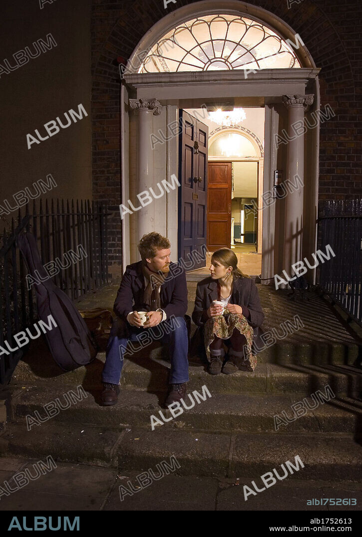 GLEN HANSARD y MARKETA IRGLOVA en ONCE, 2007, dirigida por JOHN CARNEY. Copyright SAMSON FILMS.