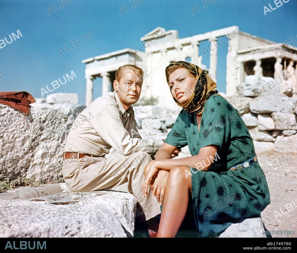 ALAN LADD y LOREN SOPHIA / LOREN SOFIA 1934/. ALAN LADD y SOPHIA LOREN en LA SIRENA Y EL DELFÍN, 1957 (BOY ON A DOLPHIN), dirigida por JEAN NEGULESCO. Copyright 20TH CENTURY FOX.